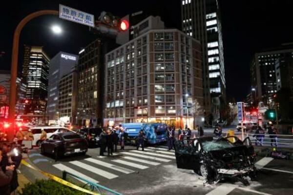 　東京・赤坂で複数台の車両が絡む事故があった現場＝２２日午後８時４分