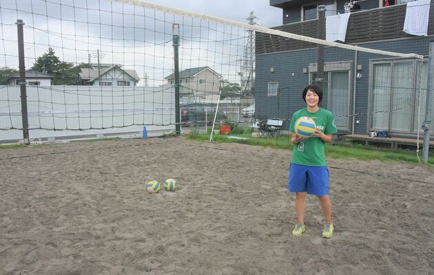 自宅にコートを造り、ビーチバレーの普及を目指す外松さん＝５日午前、芳賀町下高根沢