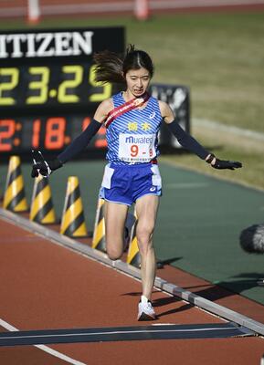 全国都道府県対抗女子駅伝でゴールする栃木のアンカー栗原唯=たけびしスタジアム京都