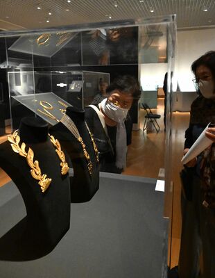 作品に見入る来場者＝７日午後、宇都宮市長岡町