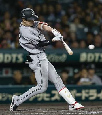 　９回巨人２死二塁、松本が左前に勝ち越し打を放つ＝甲子園