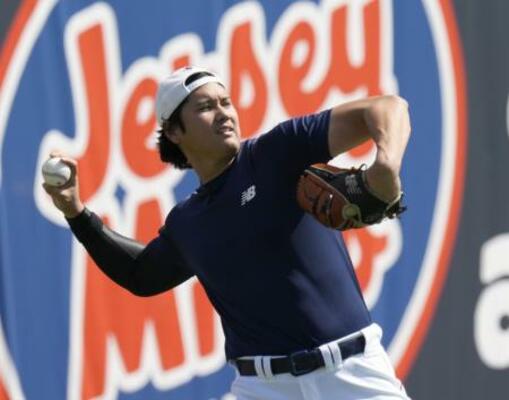 　米マイアミでの初練習でキャッチボールするＷＢＣ日本代表の大谷＝１１日（共同）