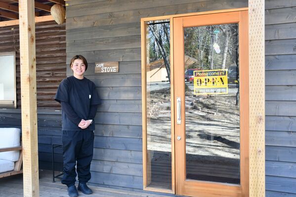 店舗前に立つ店長の綱川さん