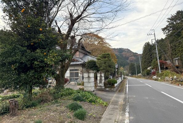 男性がクマに襲われる被害があった民家周辺=23日午後3時50分、鹿沼市上永野