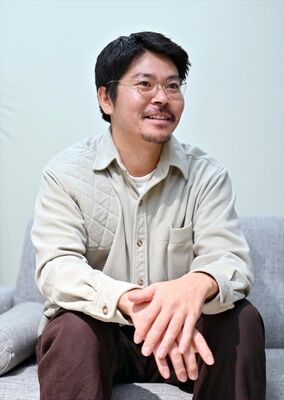インタビューに応じる大美賀さん＝10月、東京都内