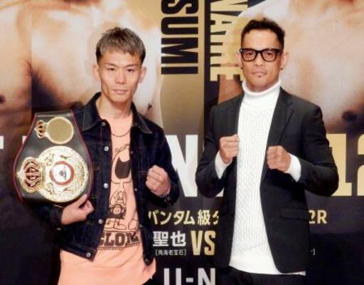 撮影に応じるWBAバンタム級正規王者の堤聖也(左)と暫定王者のノニト・ドネア=15日、東京都内