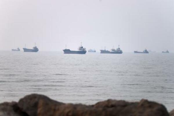 イラン沖のホルムズ海峡に浮かぶ商船=6月30日(イラン学生通信提供・AP=共同)