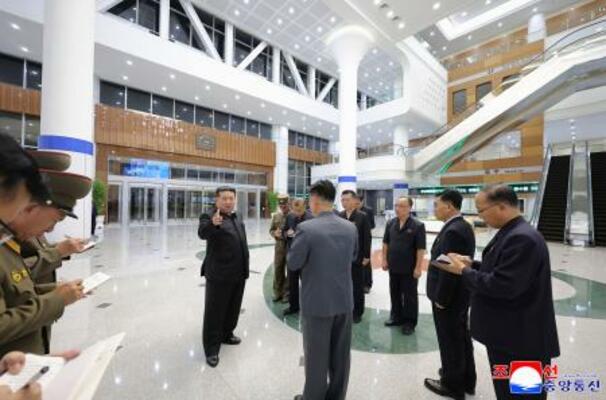 　完工式を控えた平壌総合病院を視察する北朝鮮の金正恩朝鮮労働党総書記（中央左）＝２３日、平壌（朝鮮中央通信＝共同）