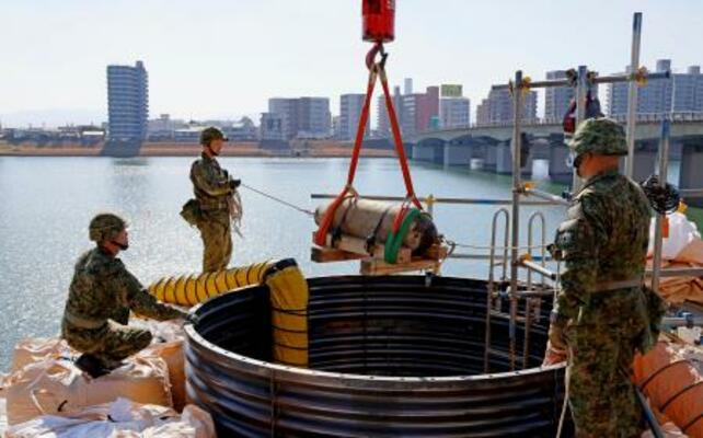 　処理作業を終えて回収される不発弾＝１７日午後、宮崎市