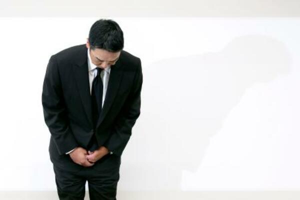 　取材に応じ、謝罪するプロ野球巨人の阿部慎之助前監督＝２６日午前、東京・大手町