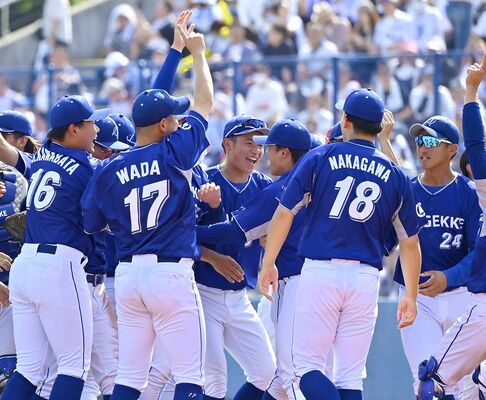 ３年ぶり２度目の本大会出場を決め、マウンドで歓喜するエイジェックナイン＝８日午後３時、群馬県太田市運動公園野球場