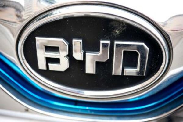 　北京市内に駐車する比亜迪（ＢＹＤ）の車両に付けられたロゴマーク＝２２日（共同