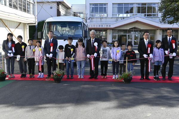 完成した町道を前に行われたテープカット