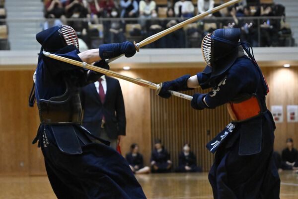 剣道女子団体決勝　小山の副将・外山（左）の優勝を決定づける２本目のメン＝ユウケイ武道館、湯田大士撮影