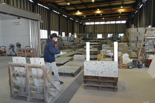 工場内には出荷前の商品が所狭しと並ぶ＝宇都宮市