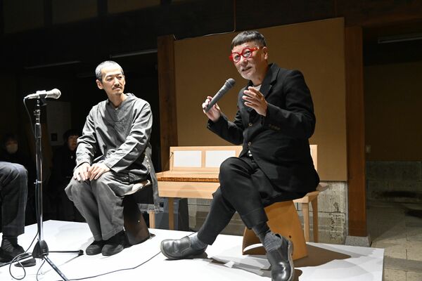 対談する赤木さん（右）と内田さん