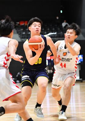 第1クオーター9分、ブレックスの佐々木(中央)がゴール下へ攻め込む=日環アリーナ栃木、橋本裕太撮影