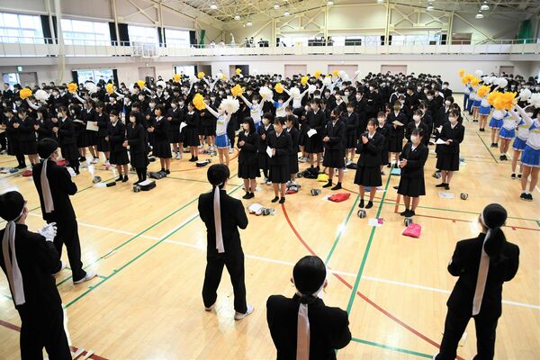 吹奏楽部の演奏に合わせ応援の練習を行う在校生ら＝石橋高体育館
