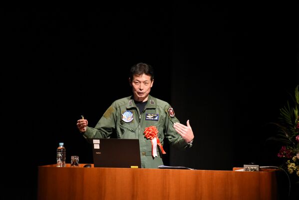 講演する航空自衛隊「ブルーインパルス」元隊長の稲留仁さん