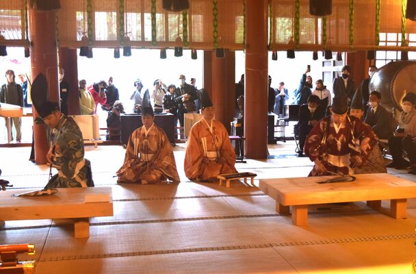 「包丁人」を務めた大島さん（手前右）と赤羽さん（同左）