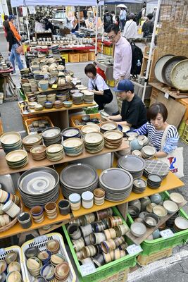 春の陶器市で品定めする来場者たち＝２０２４年４月２７日、午後０時２５分、益子町益子、森田大地撮影