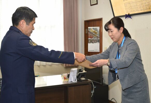 感謝状を受け取る岩崎さん（右）
