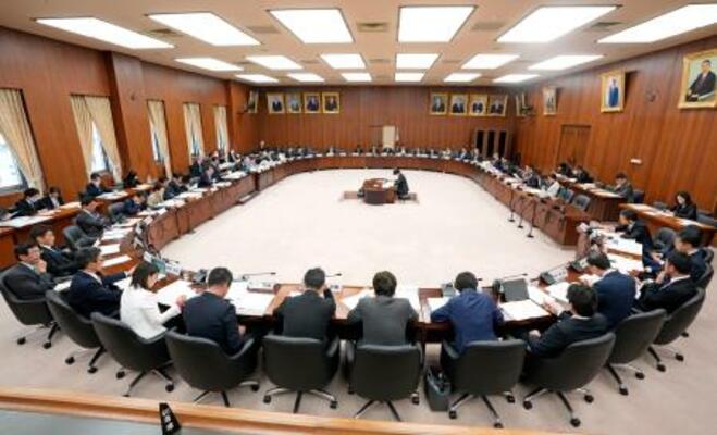 開かれた衆院憲法審査会=20日午前