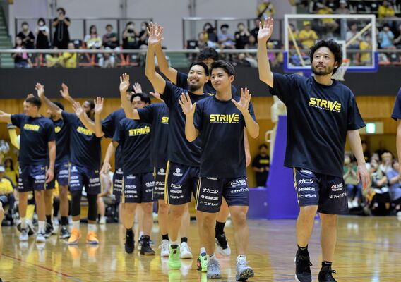 ファンの声援に手を振って応えるブレックスの田臥（右）ら選手たち＝ブレックスアリーナ宇都宮