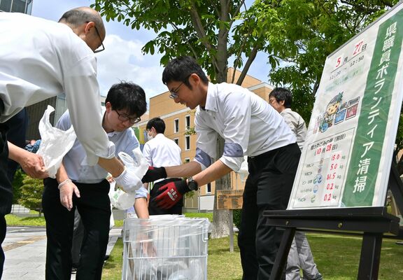 ごみ拾いに汗を流した県職員たち=27日午後、県庁