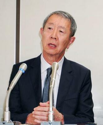 記者会見する江蔵智さん=18日午前、東京都内