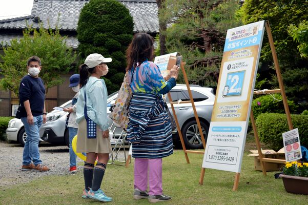 昨年行われた「あしかが春ウォーク」のチェックポイントで、スマホを使って謎を解く参加者