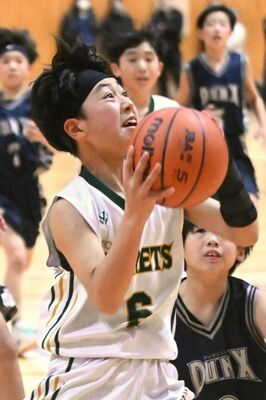 男子　乙女ＥＧＲＥＴＳ－犬伏ＤＵＮＸ決勝　第３クオーター、乙女Ｅ・横塚がシュートを決める＝ブレックスアリーナ宇都宮