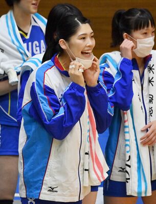 バレーボール成年女子１回戦　滋賀県チームの一員として故郷に凱旋した東京五輪代表の黒後愛（中央）＝鹿沼市のＴＫＣいちごアリーナ