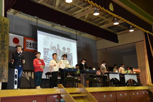 楽器演奏を発表する児童