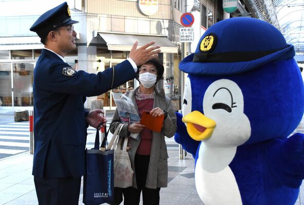 特殊詐欺への注意を呼びかけた県警と県警備業協会の広報活動＝１日午後、宇都宮市江野町
