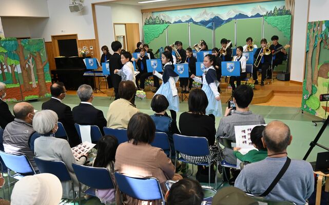 地域住民の前で上演された音楽劇「幸せの鐘」