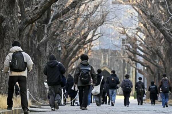 　大学入学共通テストの会場に向かう受験生＝１月、東京都文京区の東大