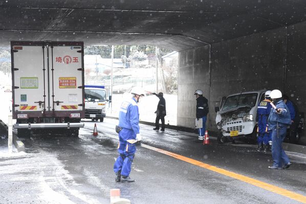 軽トラックとトラックが衝突した事故現場＝25日午後２時５分、宇都宮市上横倉町（画像は一部加工しています）