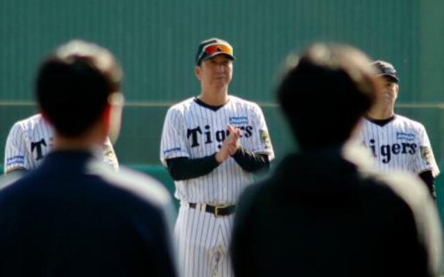 秋季キャンプを打ち上げ、手締めをする阪神・藤川監督=高知県安芸市