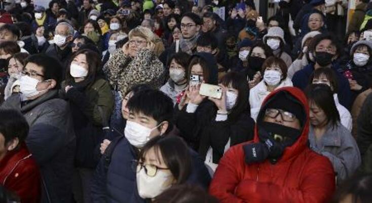 　大阪市長選が告示された２５日、街頭演説を聞く有権者ら＝大阪市中央区