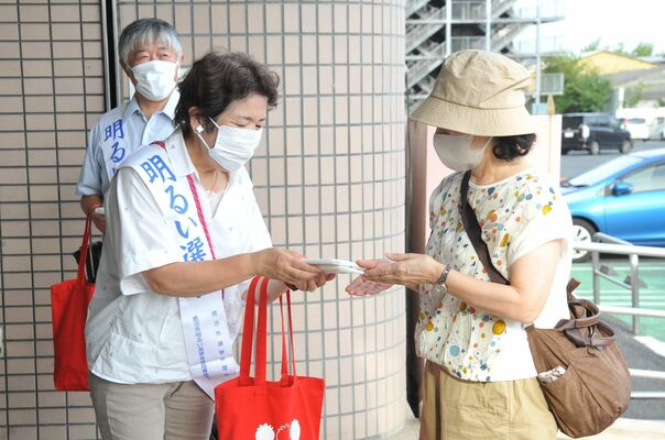 啓発グッズを配布し投票を呼びかける選挙管理委員会の委員ら