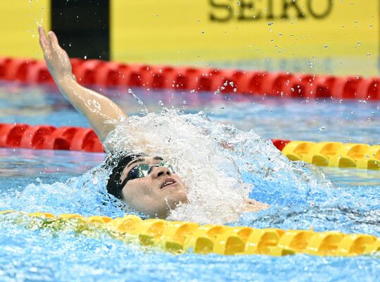 男子４００メートル個人メドレー決勝　優勝した松下（東洋大）の背泳ぎ＝東京アクアティクスセンター、森田大地撮影