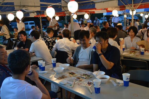 ビールとグルメを味わう来場者ら