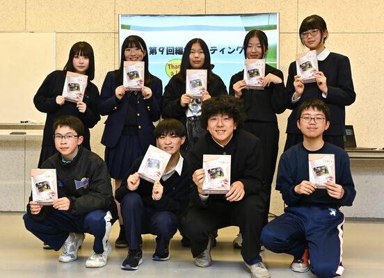 青少年向け広報誌「ときめくる」を手にする編集委員の中高生ら
