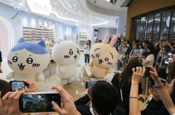 　開店の式典に登場した「ちいかわ」のキャラクター＝１８日、香港（共同）