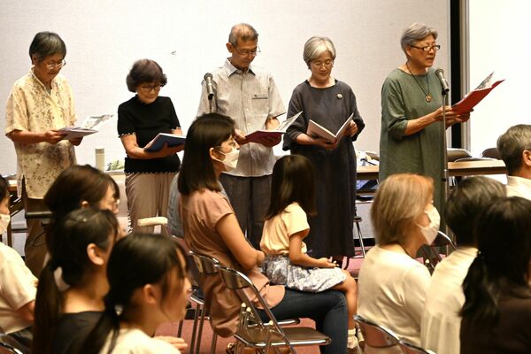 絵本の読み聞かせを行う「おはなしアライグマ」のメンバー