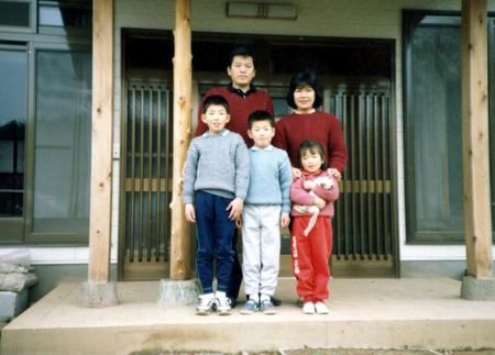 年賀状にする家族写真を撮る小学3年ごろの卓郎さん(前列中央)