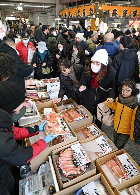 正月用食材などを品定めする大勢の買い物客＝27日午前８時15分、宇都宮市簗瀬町