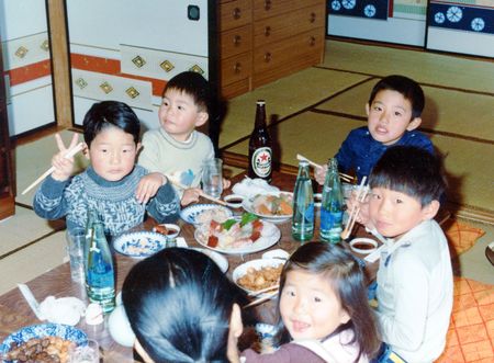 いとこたちと食事をする3歳頃の薫さん(左から2番目)