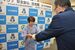 松尾署長から感謝状を受け取る高橋さん（左）